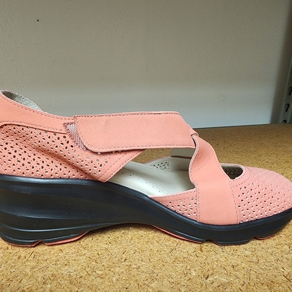 JAMBU CORAL SUEDE WEDGE - Picture 2 of 3